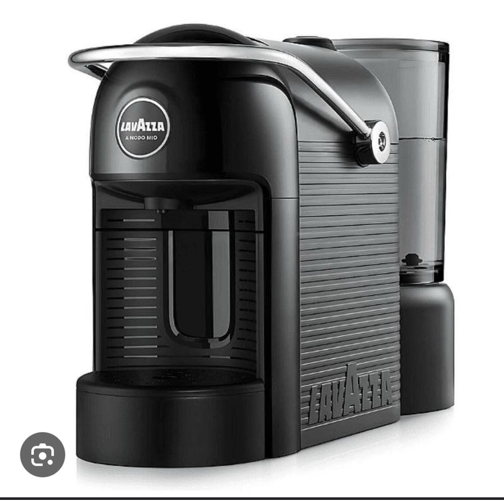Продавам чисто нова кафемашина Lavazza A Modo Mio Black-с капсули