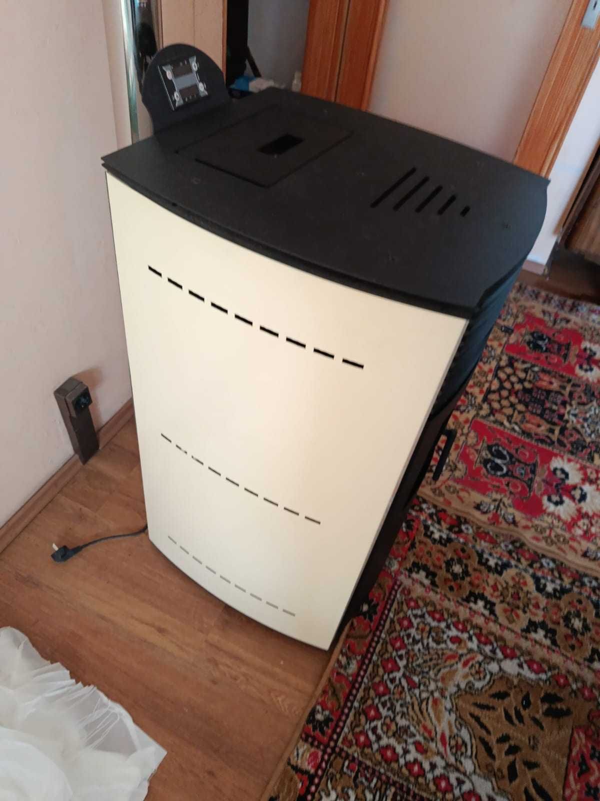 Пелетна камина REGINA8 KW+ 1 тон пелети