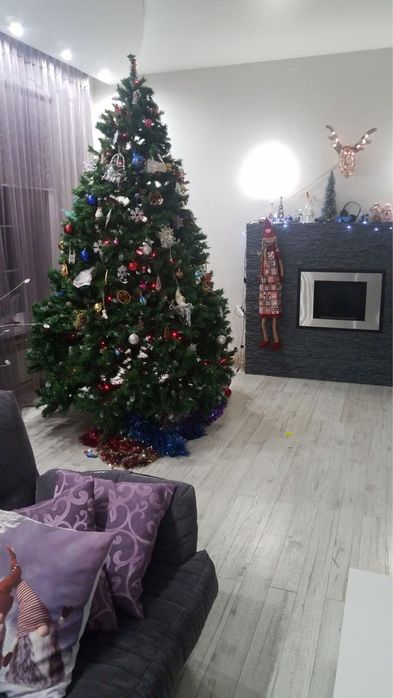 Продам новогоднюю елку 2,7м