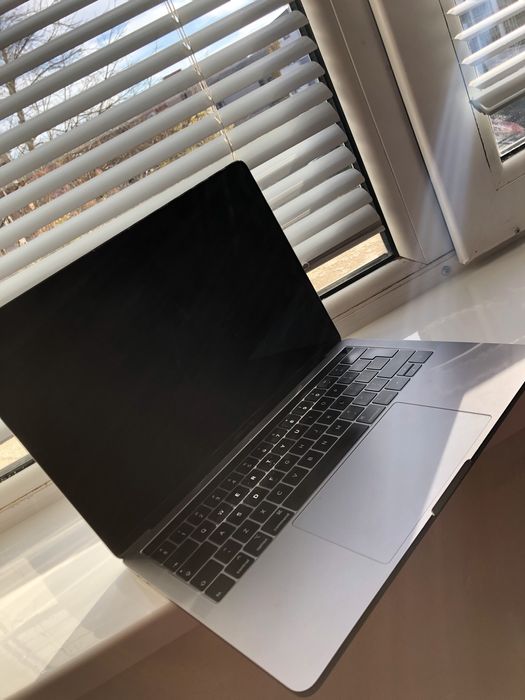 MacBook Pro 13” (2019) — неработещ дисплей