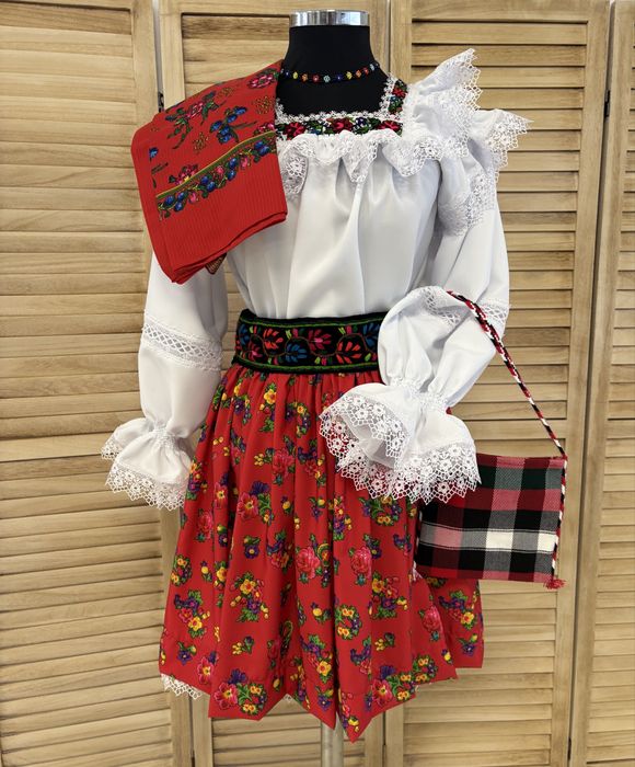 Costum traditional/popular pentru femei de Maramures autentic, complet