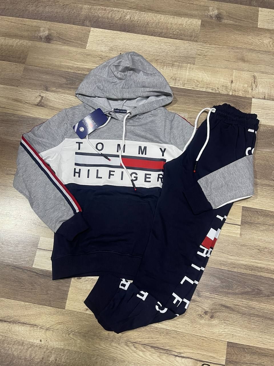 Compleuri dama Tommy