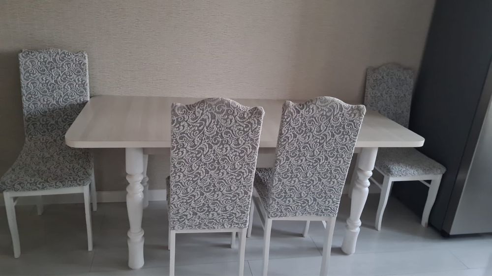 Стол со стульями