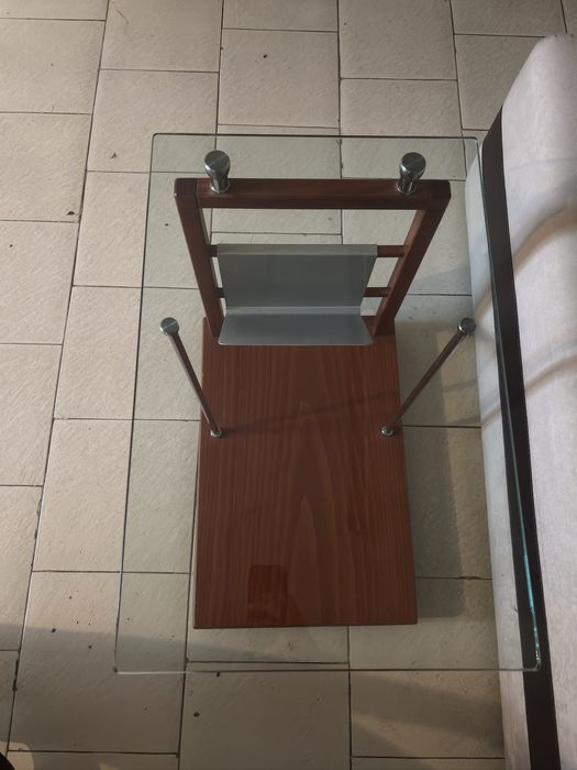 Стъклена маса на колелца