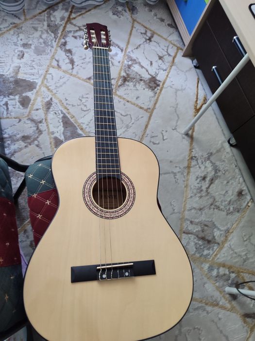 Продаю классическую гитару с чехлом