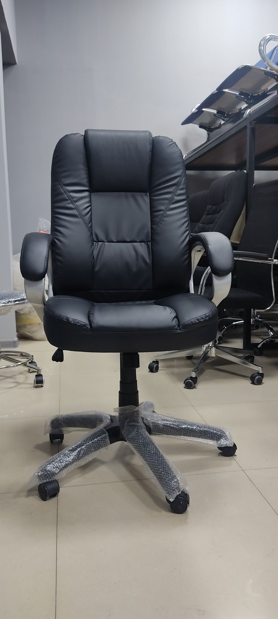 Офисное кресло для руководителя Donovan
