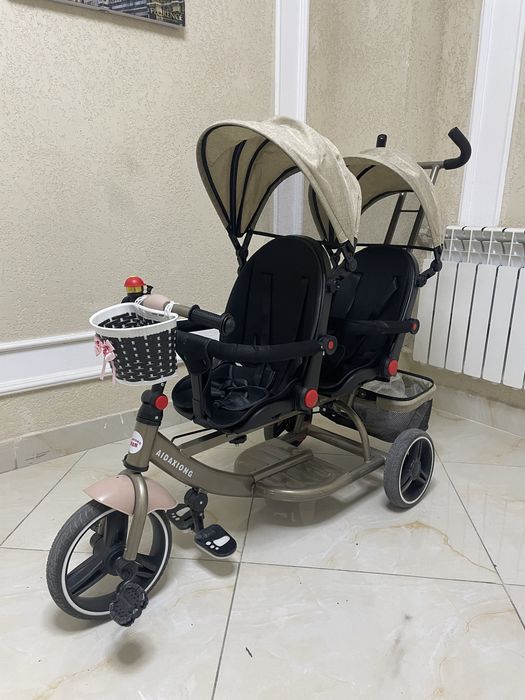 Продается двухместный детский трехколесный велосипед