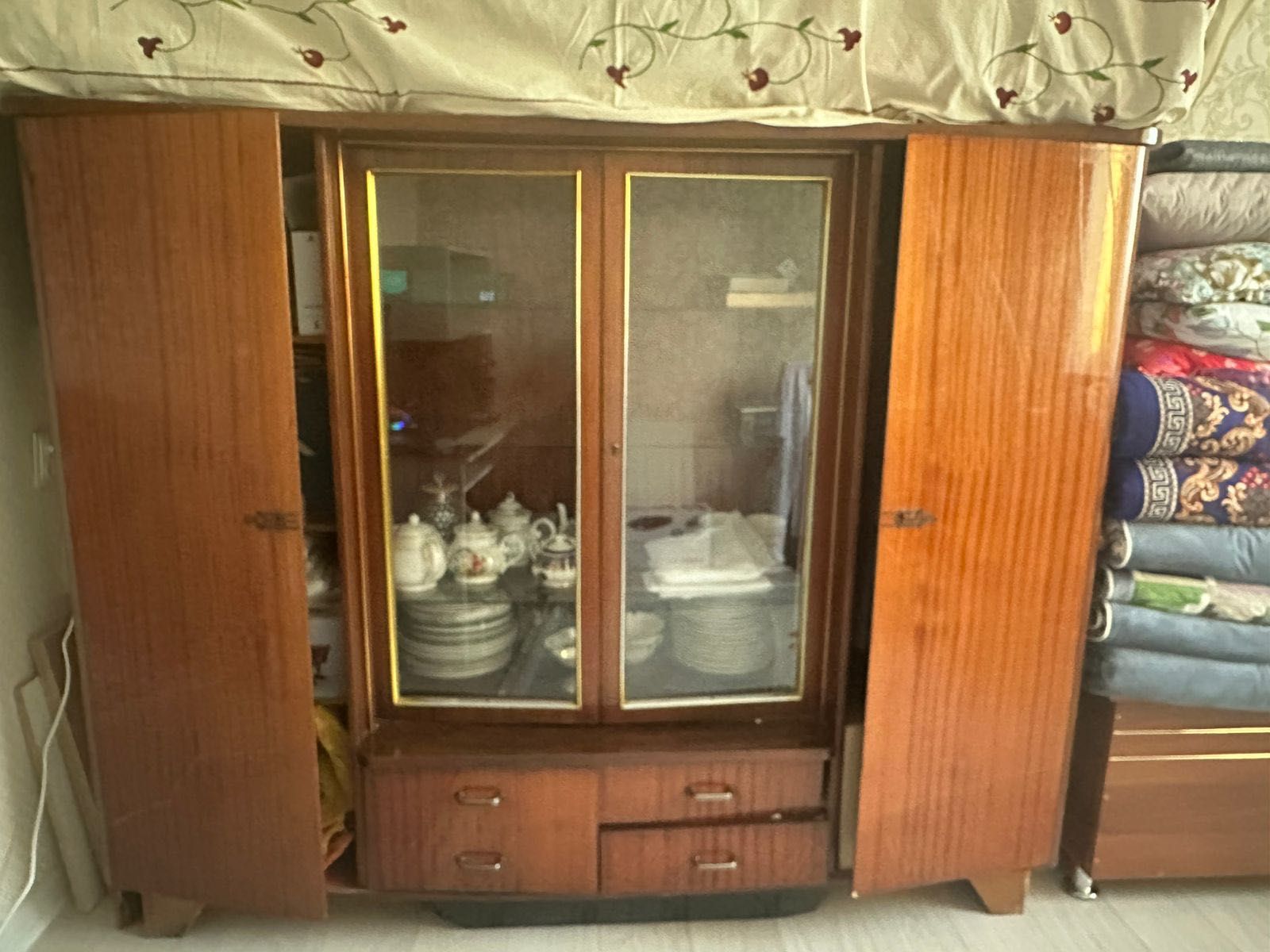 Продам шкаф старый