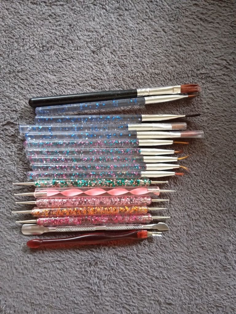 Vând kit de unghii