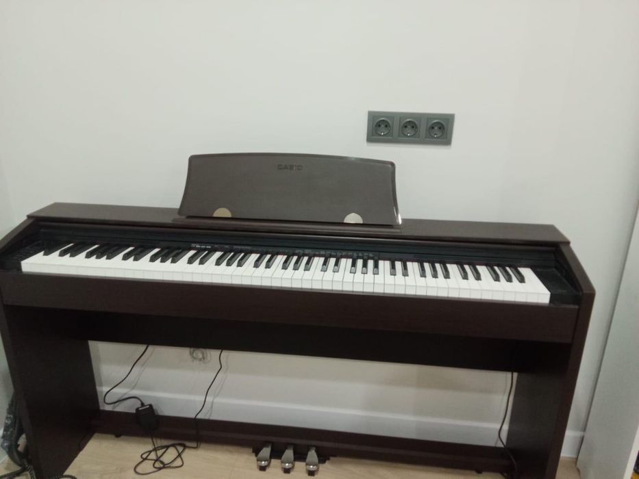 Продаётся цифровое пианино Casio Privia PX‑770, коричневое.