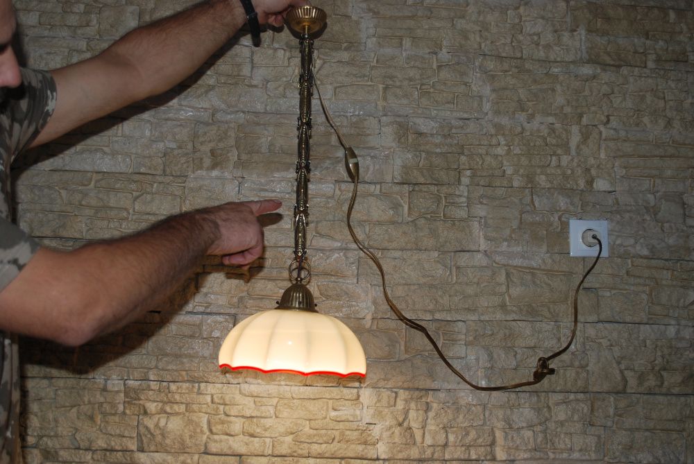 Ofer spre vanzare lampa deosebita cu abajur din opalina