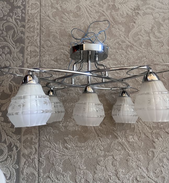 Продам люстру в отличном состоянии