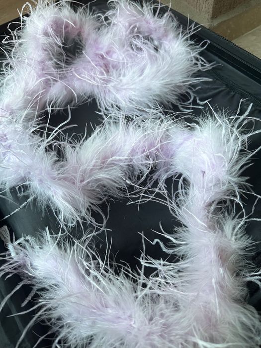 Пера от боа на шалове в различна гама от цветове