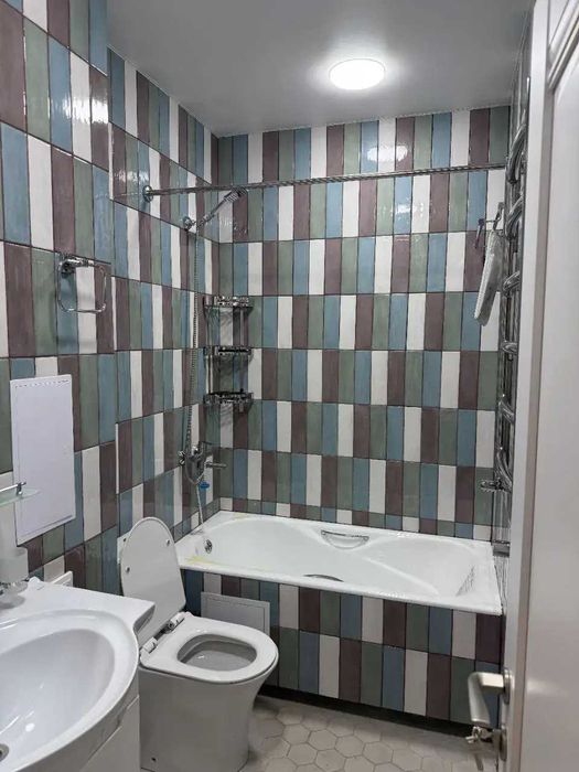 Oybek metro yonida 3xonalik kvartira yangi remont 110 maktab