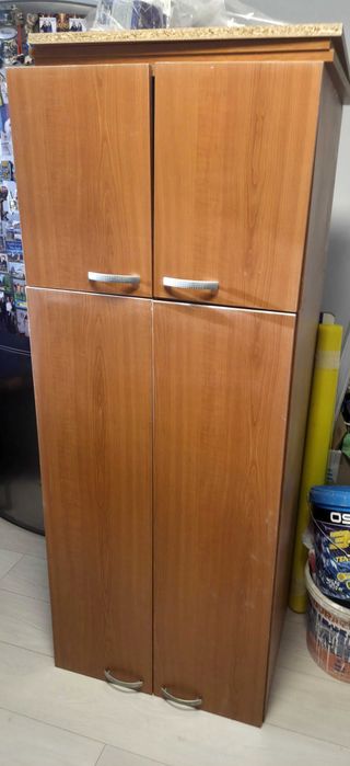 Dulap hol deasupra masinii de spalat si frigider