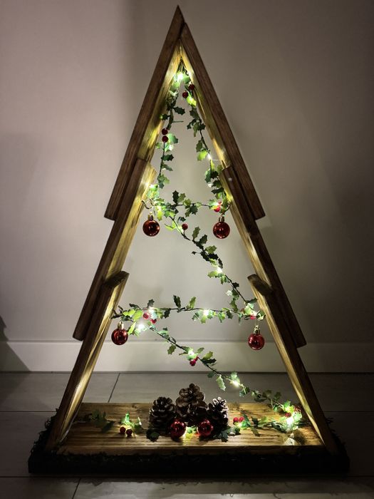 Елегантна и Минималистична Ръчно Изработена Дървена Коледна Елха