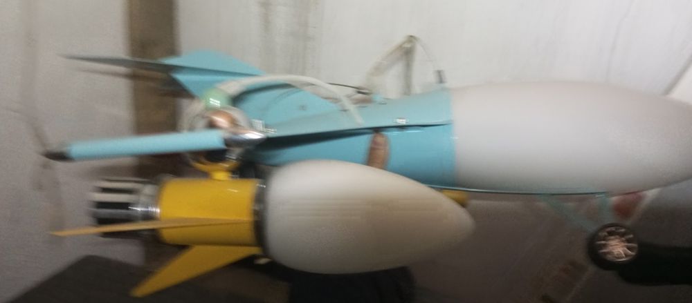 Люстра-самолет, отличный вариант для детской комнаты