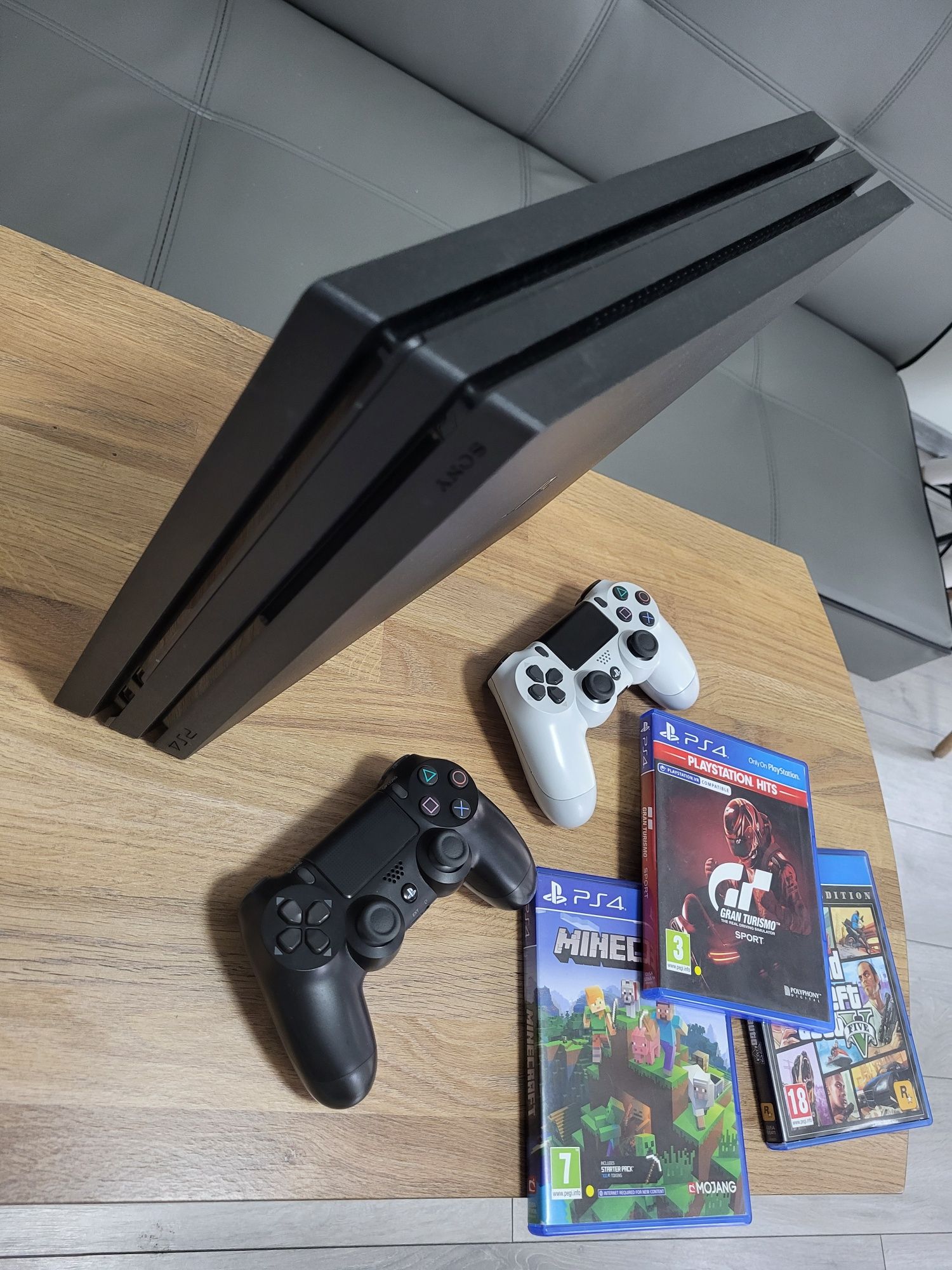 Play Station 4 PRO,  като нов!