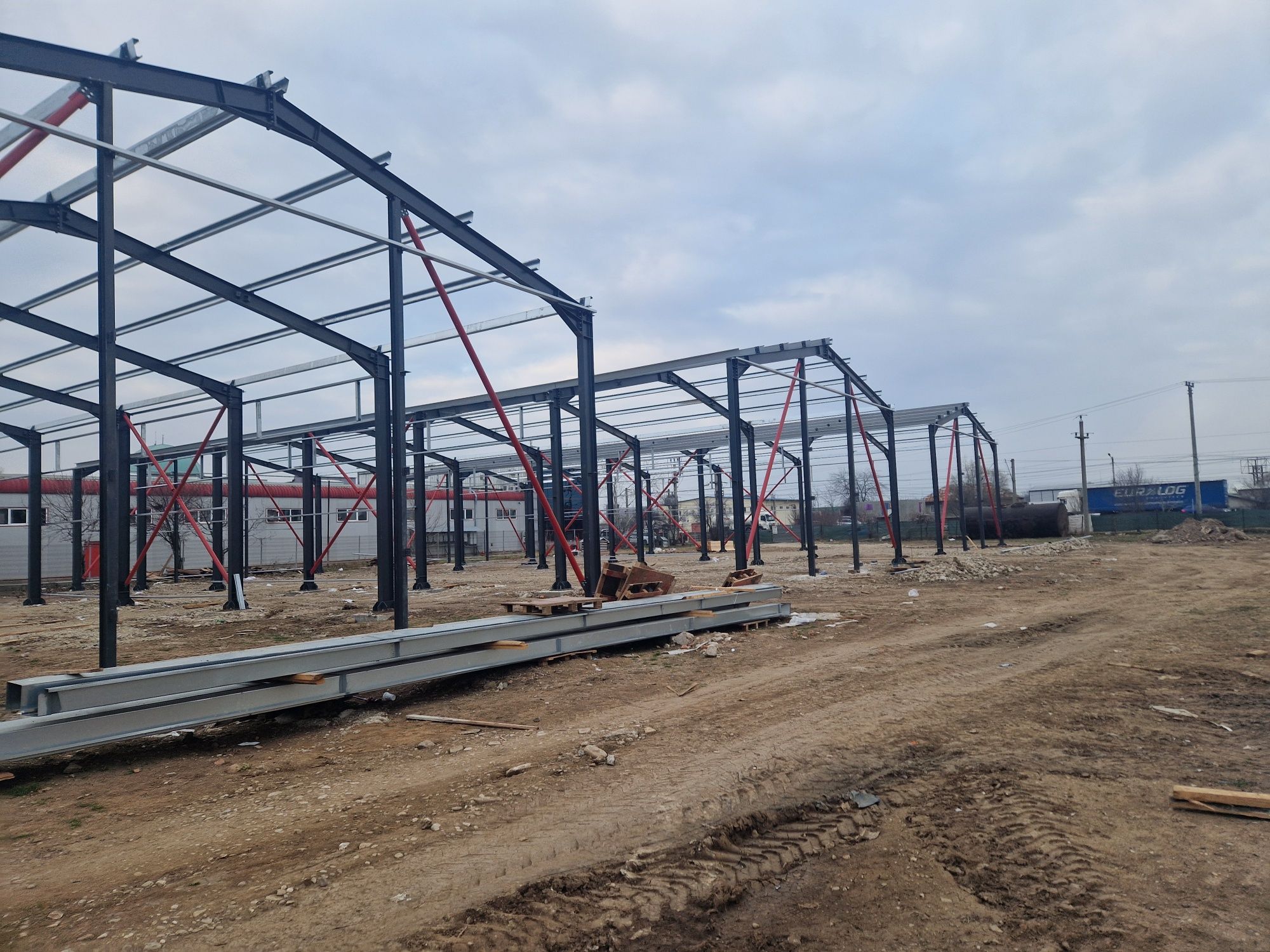 Vand hale metalice la preturii de producator