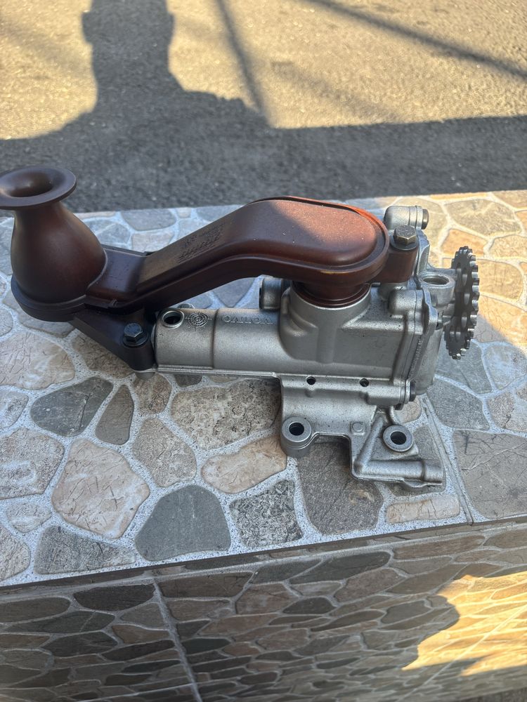 Vând pompă ulei originală volvo, cod 31330979,