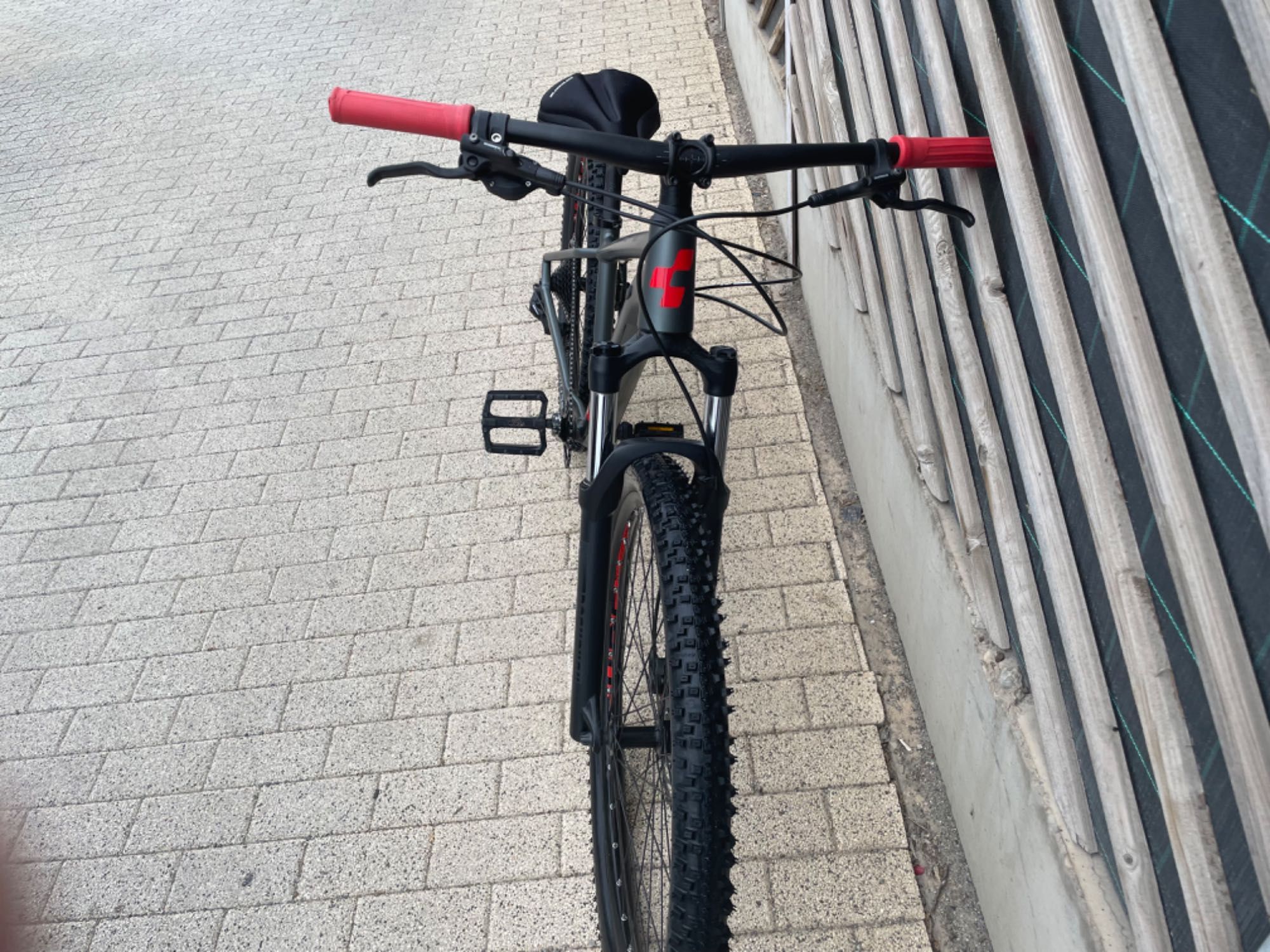 Vând bicicletă cube analog