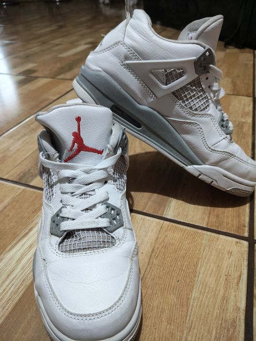 Adidași de vânzare