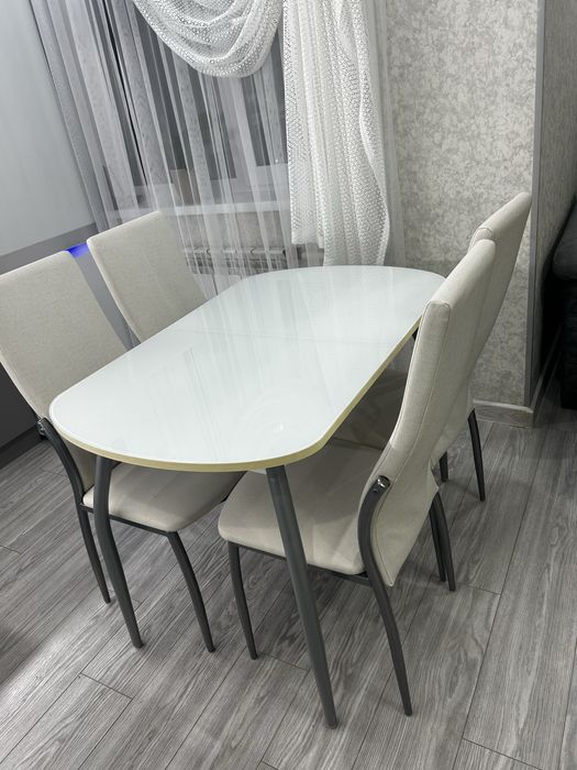 Кухонный стол со стульями