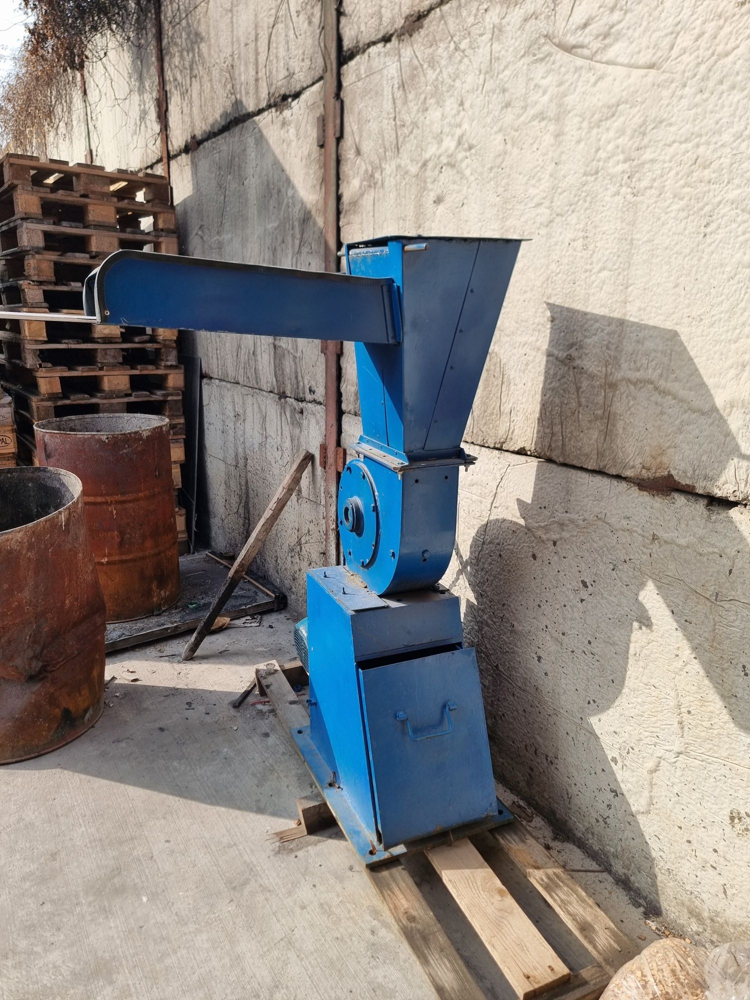 Tocator industrial pentru deșeuri din plastice etc  moara cu ciocanele