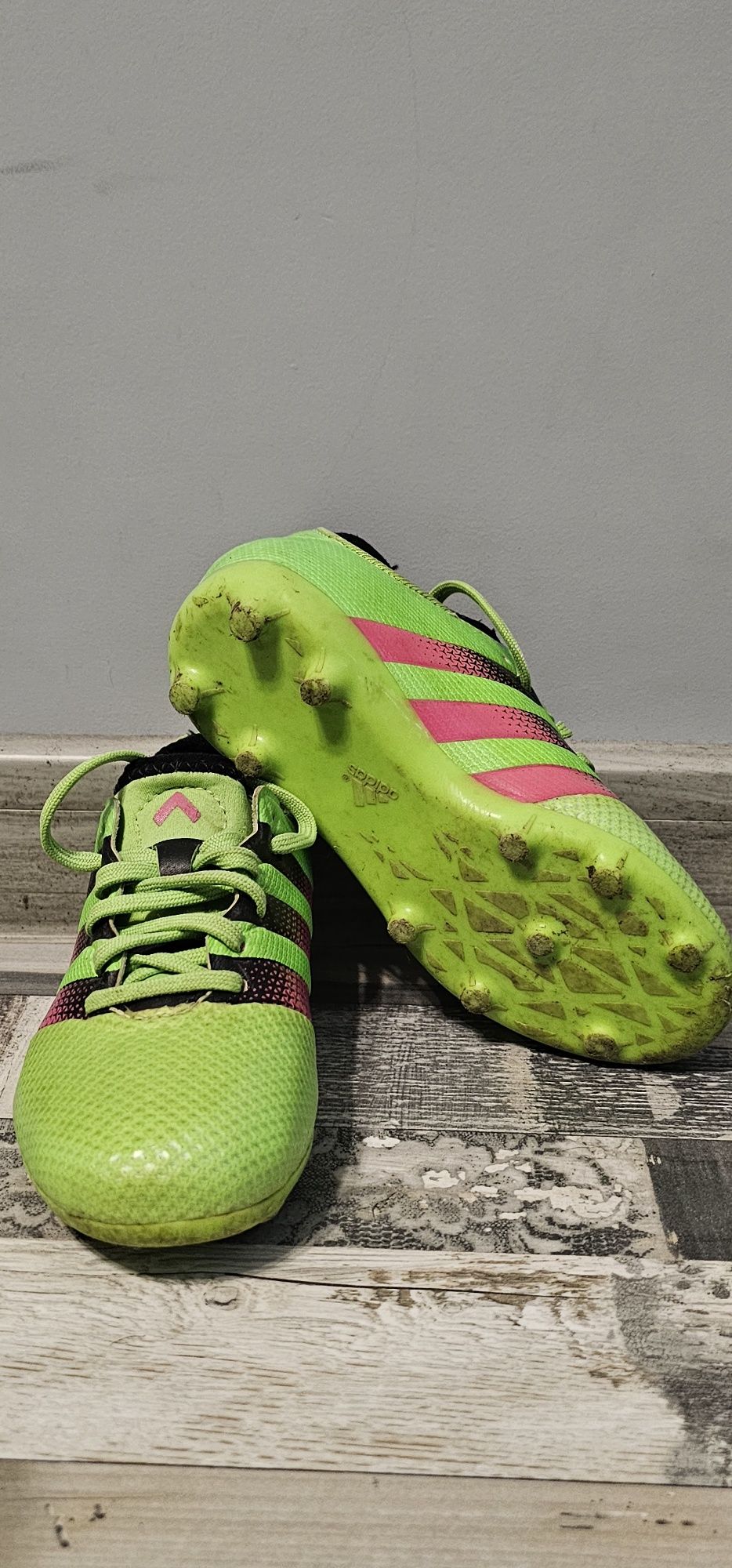 Детски бутонки adidas.