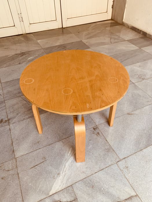 Скандинавска холна/кафе маса – огънати крака, дърво + метал