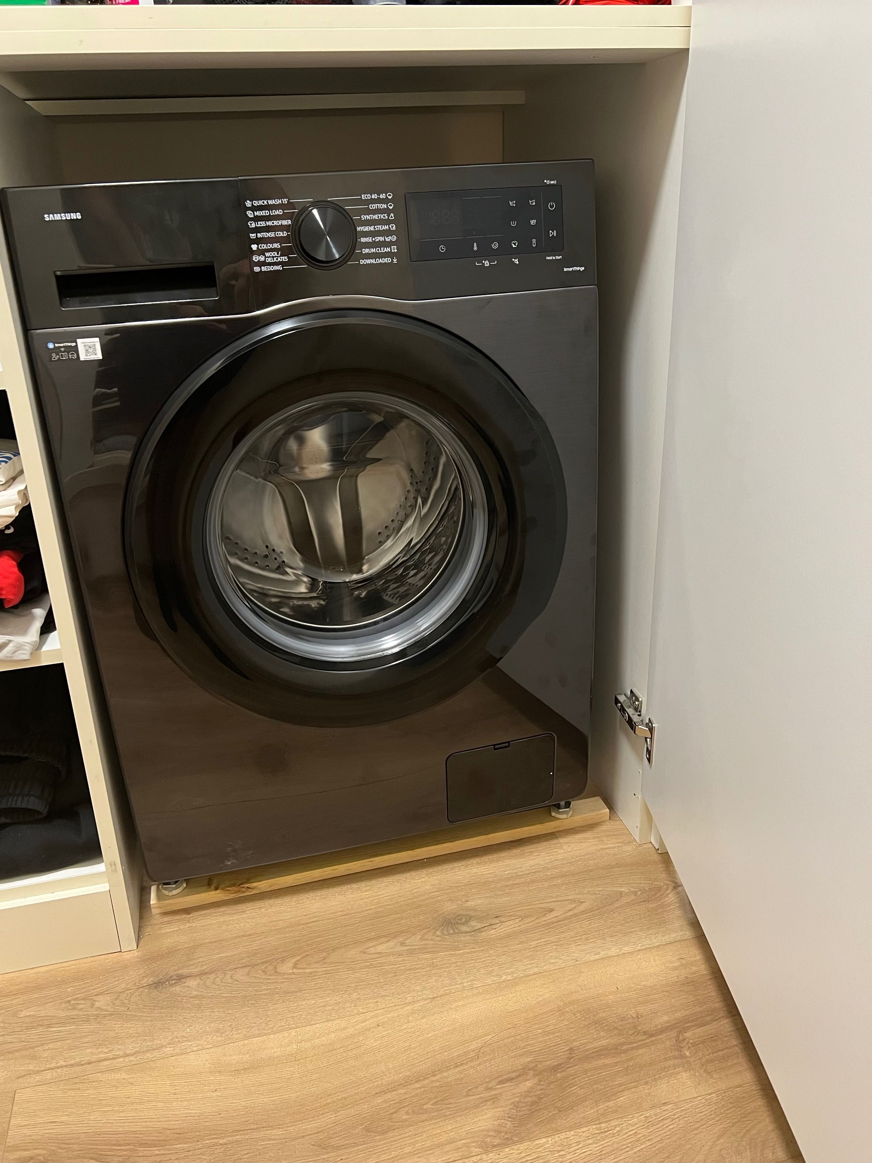 Продавам чисто нова пералня Samsung WW90CGC04DABLE с 5 години гатанция
