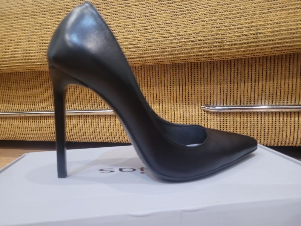 Pantofi dama din piele naturala marimea 37 .