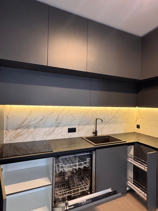 Напълно оборудвана кухня за вграждане с всички ел. уреди