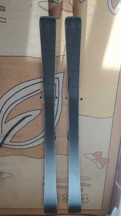 Отлични ски с база и кантове готови за сезона.Автомати всички номера.
