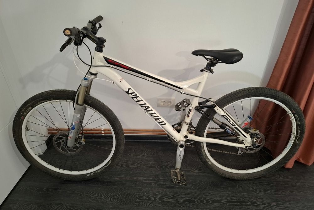 Bicicleta Specialized Fsr Epic M5
Furcă Fox F100RL
Frâne hidraulice H