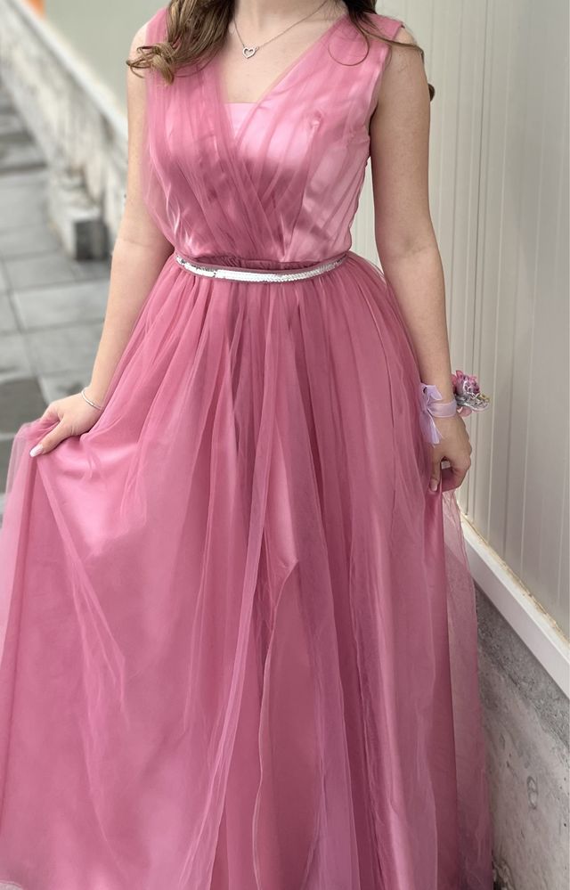 Дълга розова рокля