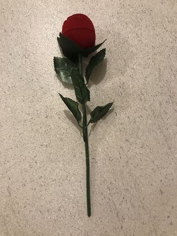 Кутийка за пръстен във формата на роза