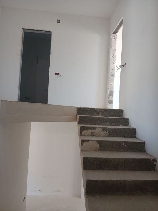 Uy sotiladi. Yangi qurilgan. Yoshlik ko'chada shashlik sitini orqasida