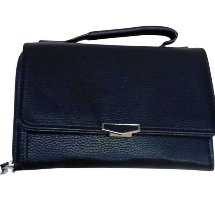 Стилна и компактна к. дамска чанта за през рамо с дълга дръжка.