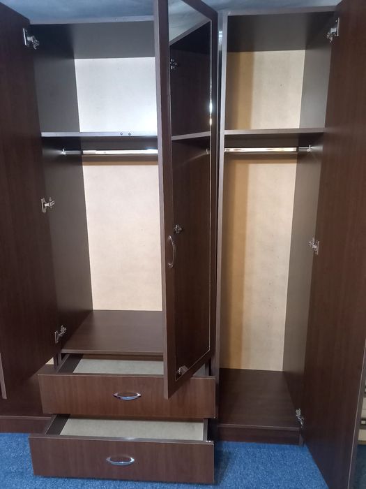 Dulap Nefmob cu 4 uși ,2 sertarele plus 2 oglinzi .  Dimensiuni 200 /