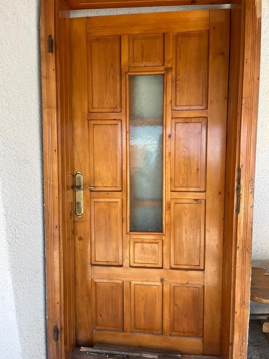 Ușa dublă din lemn de brad