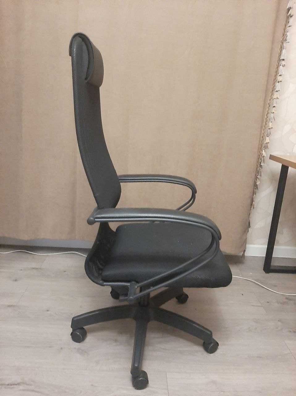 Продам кресло офисное Metta SU-BP-8 черное.В хорошем состоянии