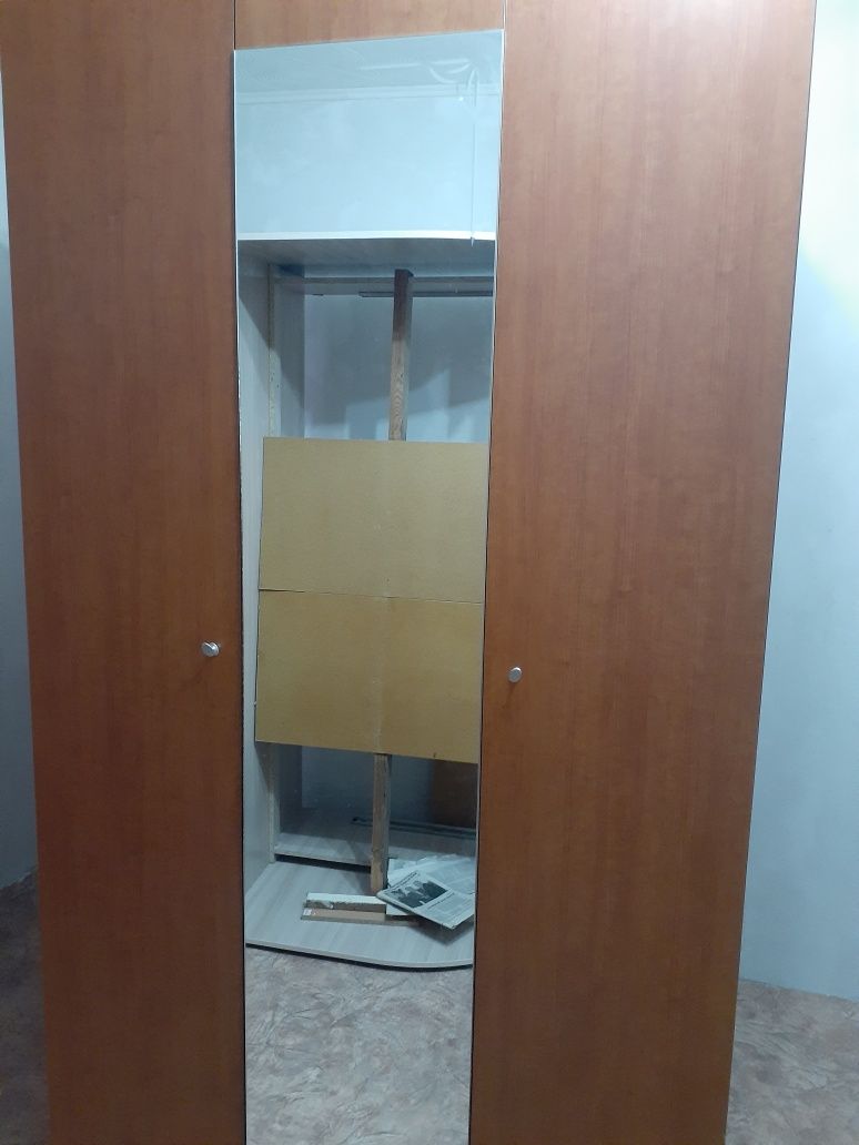 Шкаф трехдверный