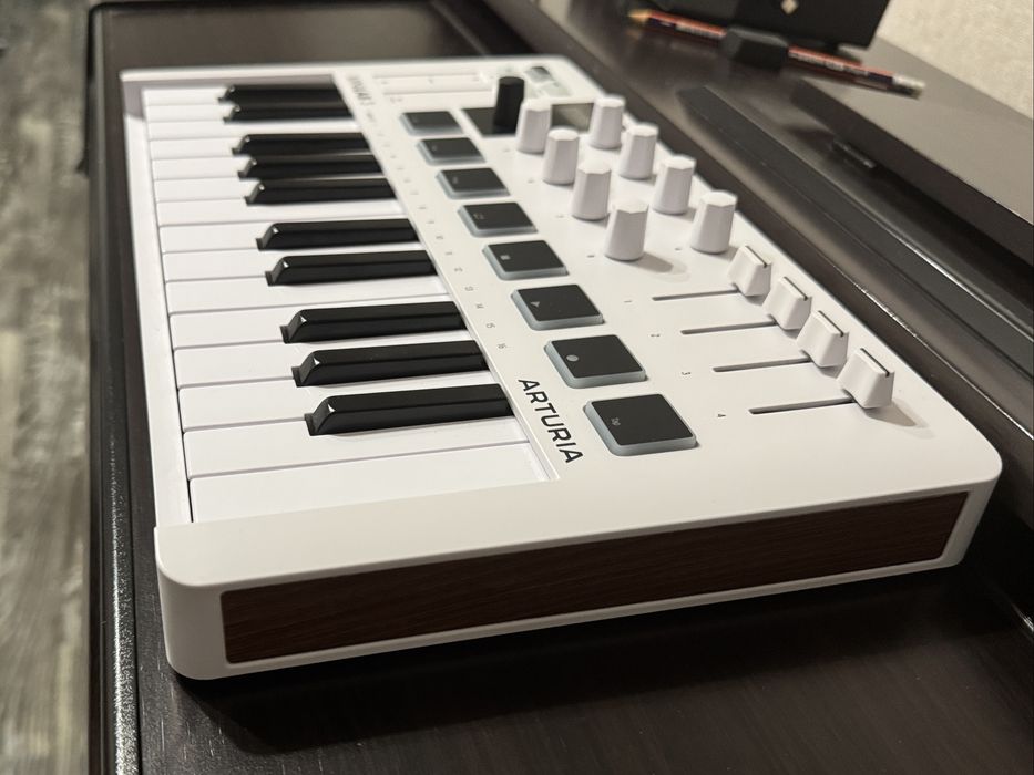 Arturia Minilab 3 миди клавиатура