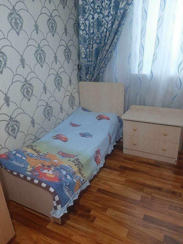 Подам детскую кровать с тумбочкой в хорошем состоянии