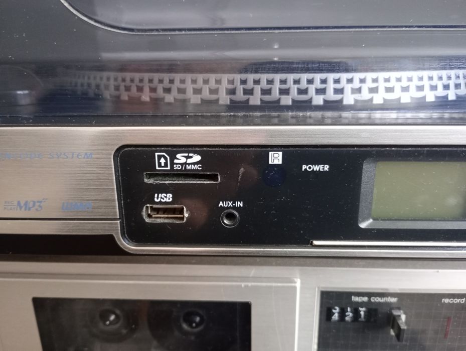 Грамофон AEG със слот за карта и флашка.