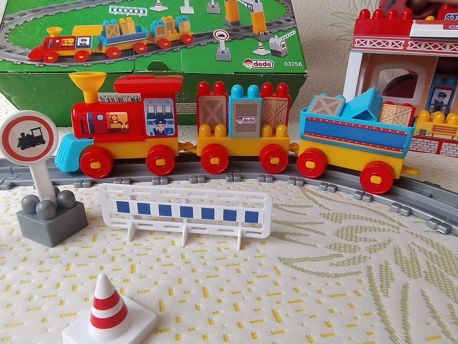 Set tren 65 piese - complet - aproape nou