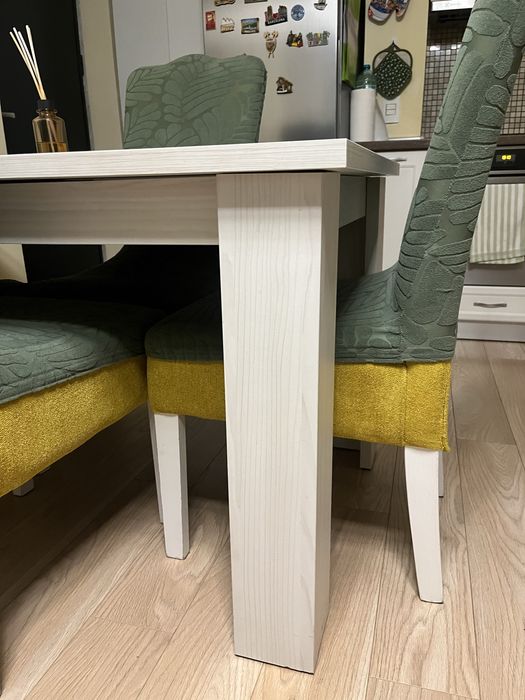 Vand masa extensibila cu 4 sc,in stare foarte buna,folosita cu grija ,