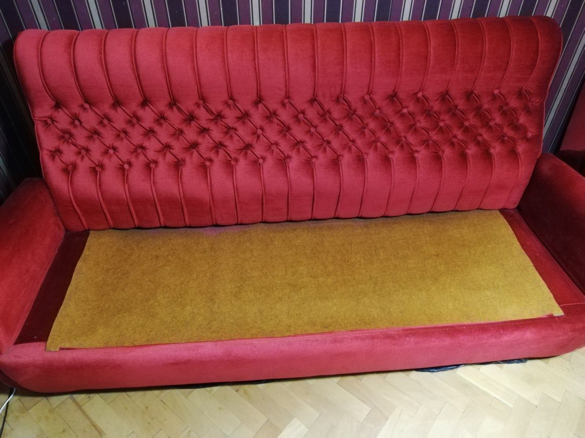 Разтегателен диван цвят бордо