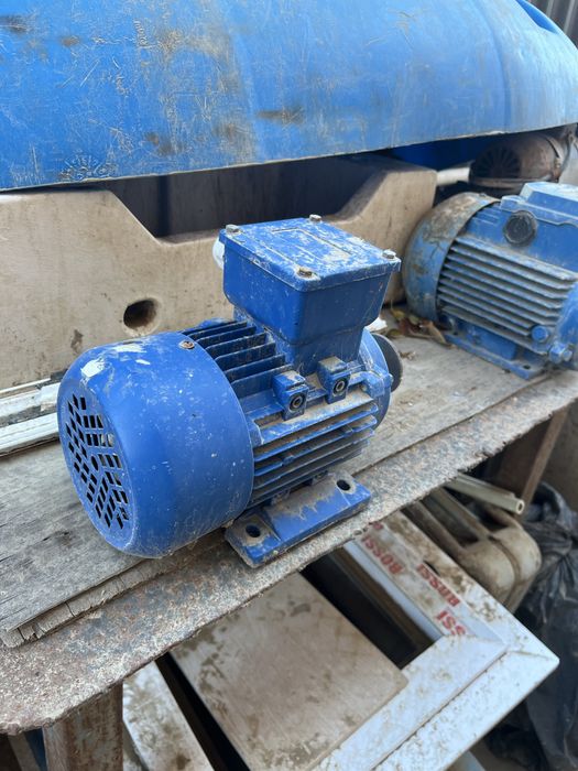 Ансихронный двигатель 2 шт Б/У